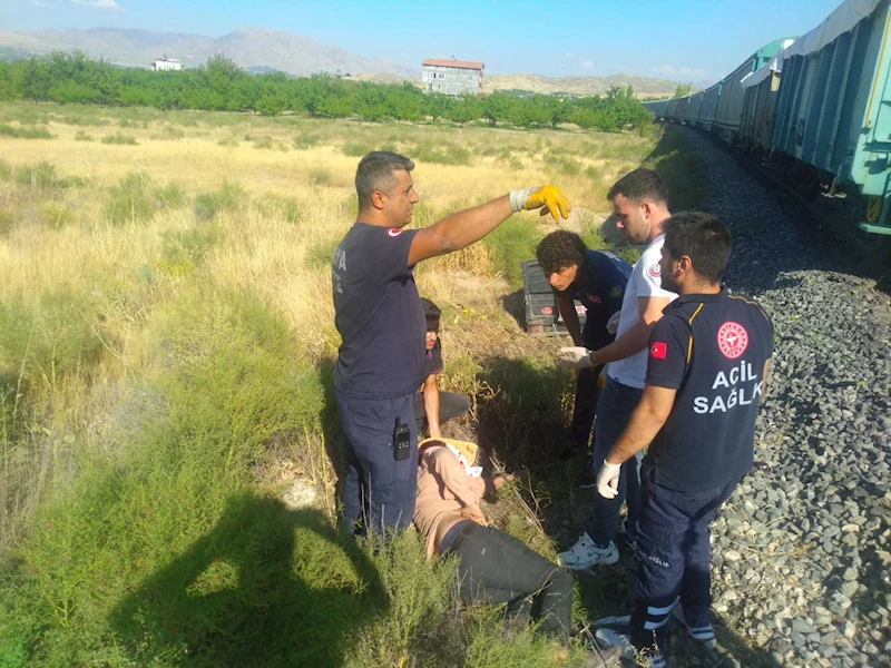 MALATYA - Raylarda takılı kalan çapa motoruna yük treni çarptı; anne ve 2 oğlu öldü, baba yaralandı (VİDEO EKLENDİ)