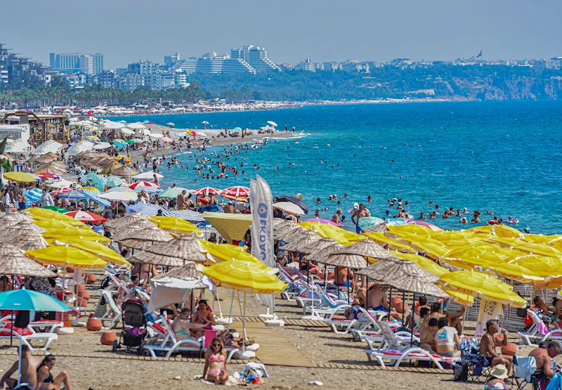 Antalya sahillerinde bayram yoğunluğu