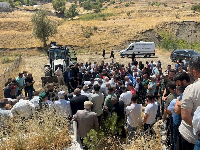 Şezlongda güneşlenirken üzerine baca kapağı düşen hemşire toprağa verildi