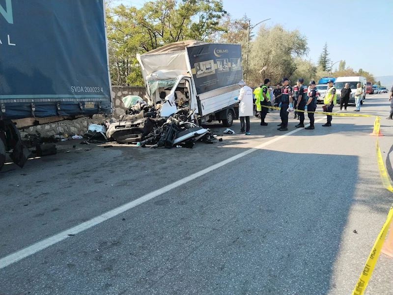 Mobilya yüklü kamyonet, park halindeki TIR