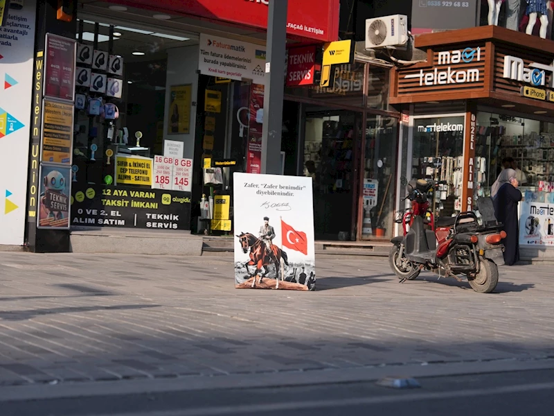 Atatürklü, Türk bayraklı devrilmiş portreyi gören kaldırdı; o anlar kamerada