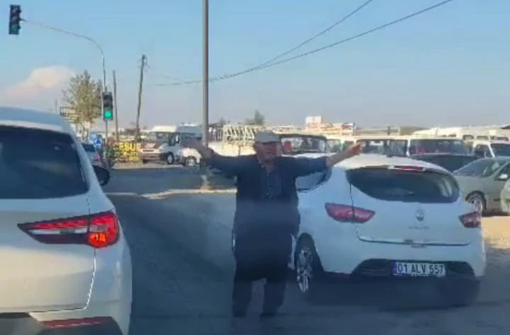 Gaziantep’te yaşlı adamın trafik ışıklarında oynaması kamerada