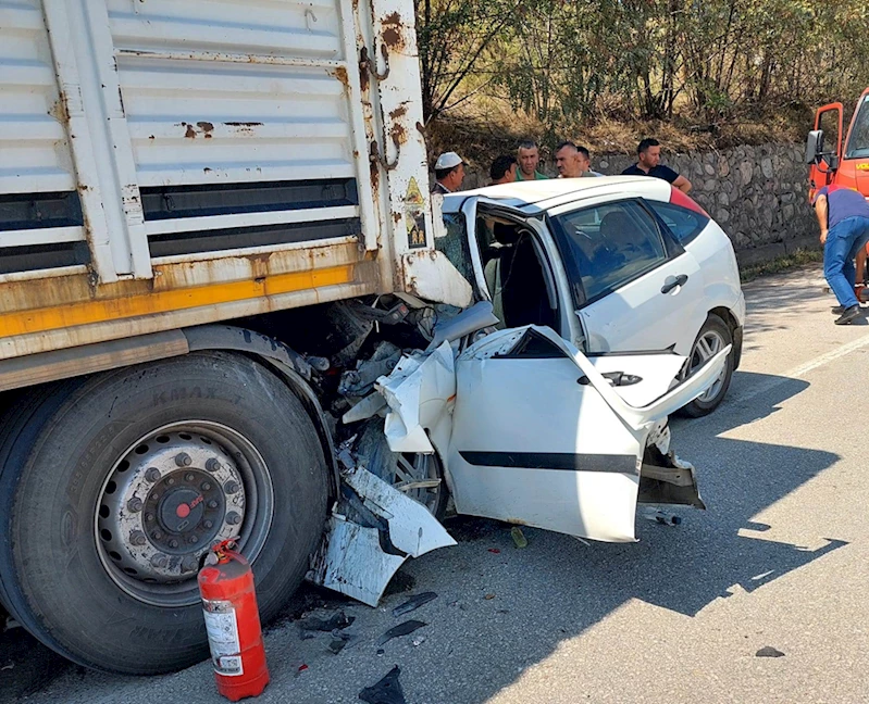 Boyabat’ta kamyonetle çarpışan otomobilin sürücüsü yaralandı