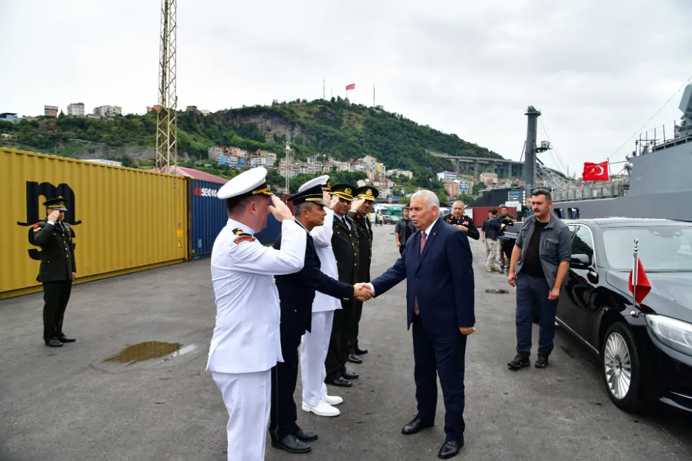 Trabzon Valisi Aziz Yıldırım Barbaros Fırkateyninde Zafer Bayramını Kutladı