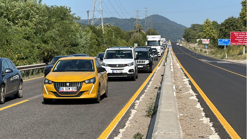 Anadolu Otoyolu’ndaki çalışma nedeniyle D-100 kara yolu Bolu Dağı geçişinde yoğunluk yaşanıyor 