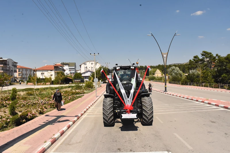 Dev traktörü gelin arabası yaptı