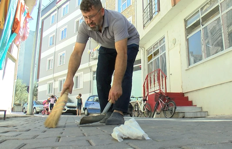 Evinin bulunduğu mahalledeki 4 sokağı günde 3 kez süpürüyor