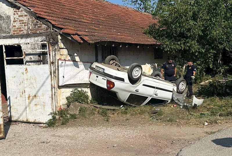 Takla atıp duvara çarpan otomobilin sürücüsü ile eşi yaralandı