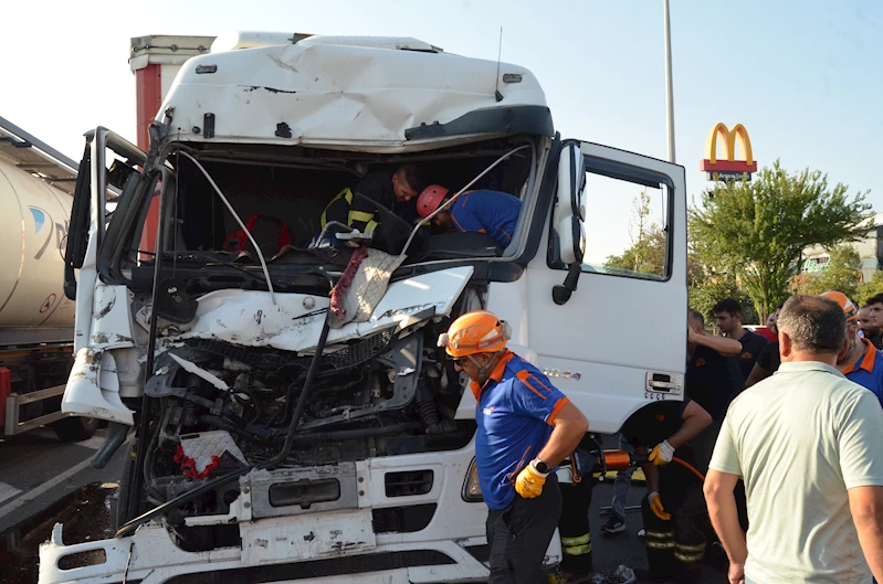 TIR kırmızı ışıkla bekleyen 4 araca çarptı:  2 yaralı 