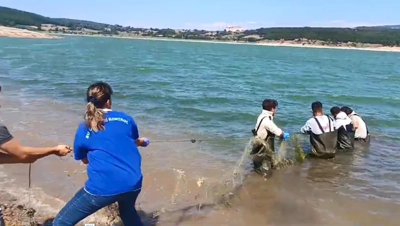 2 yıl sonra av yasağı gevşetildi; gölden metrelerce ağ çıkarıldı