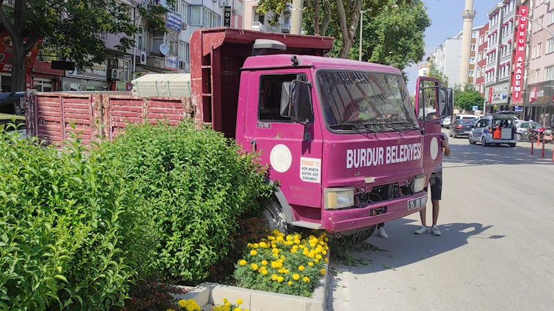 Freni boşalan kamyonet refüje çıktı