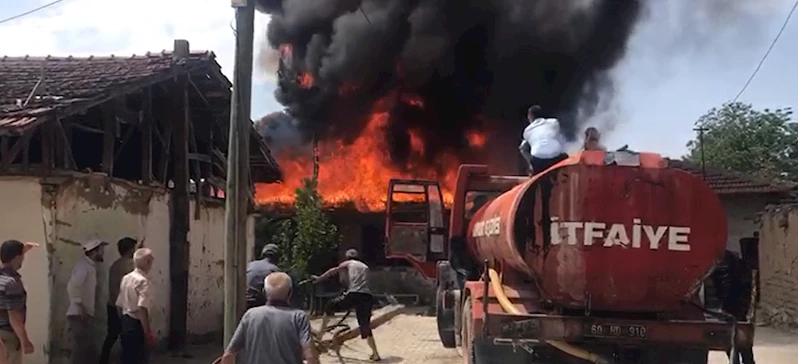 Tokat’ta tek katlı ahşap ev yangında küle döndü