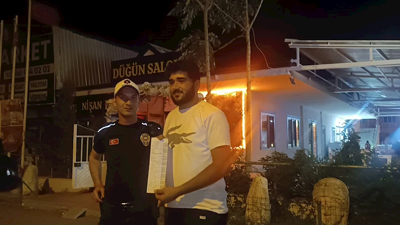 Kendisine ceza kesen trafik polisiyle hatıra fotoğrafı çektirdi