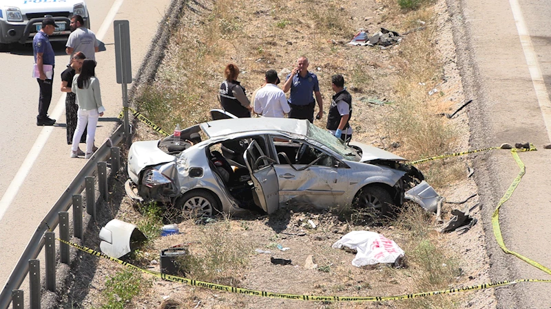 Yoldaki su kanalına devrilen otomobilin sürücüsü öldü, 3 yaralı