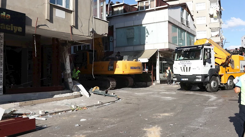 İstanbul-Pendik’te 4 katlı binaya çarpan İETT otobüsü çekildi