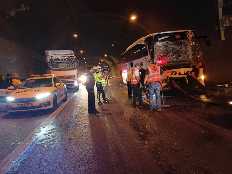 Tünelde zincirleme kaza: 15 yaralı