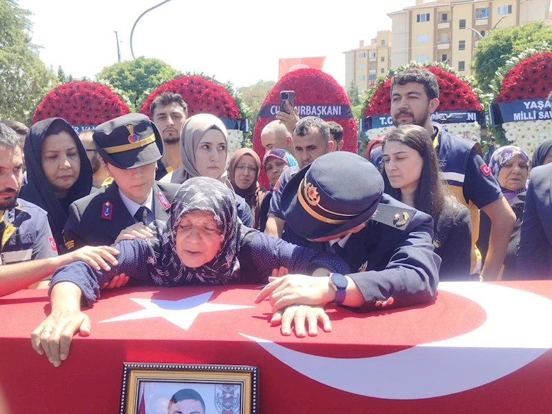 Şehit Astsubay Çavuş, son yolculuğuna uğurlandı; annesi törene sedye ile getirildi