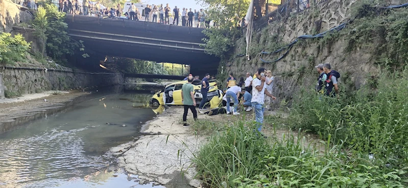 Kamyon taksiye, taksi yayalara çarpıp dereye düştü: 1 ölü, 5 yaralı