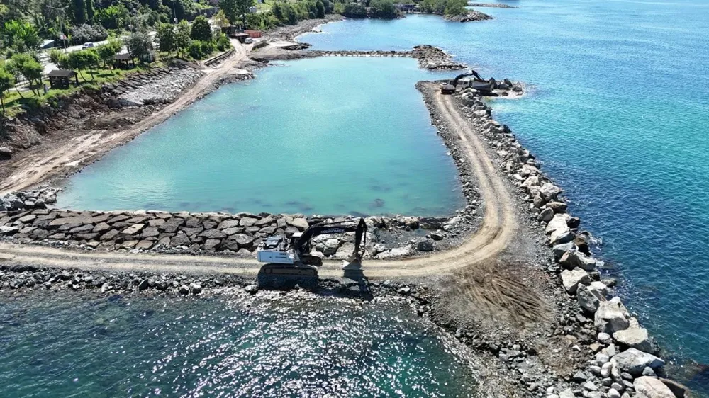 Rize Belediyesi plajlara tahkimat çalışmalarına devam ediyor