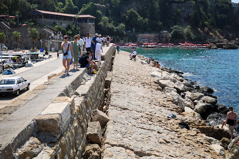 ANTALYA Tarihi limandaki mendirekte çatlaklar genişledi, taşlar devrildi (VİDEO EKLENDİ)