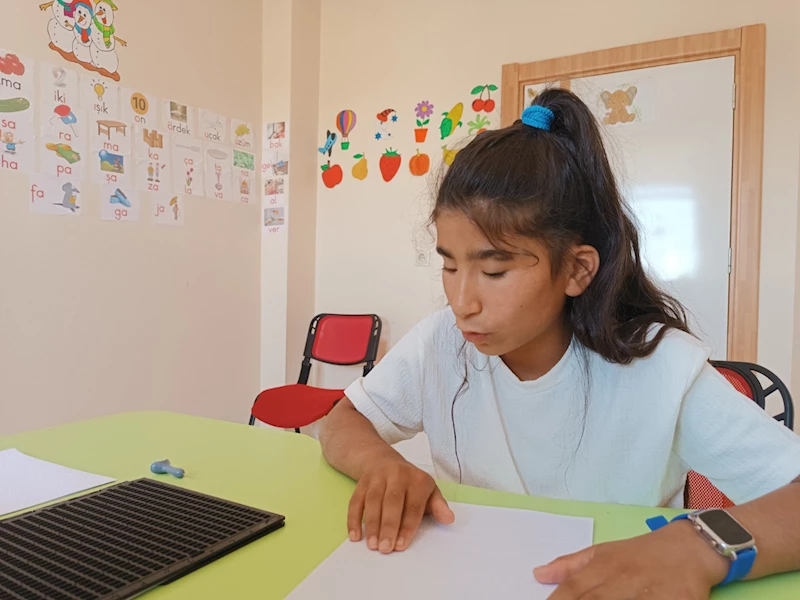 Görme engelli Sibel, 4 ayda Braille alfabesiyle okuma yazmayı öğrendi