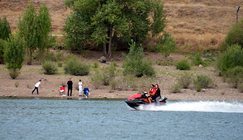 ERZURUM 2 bin 300 rakımdaki gölette jet ski (VİDEO EKLENDİ)