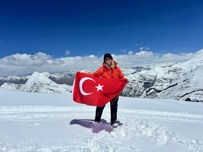 Deniz Kayadelen, Hudson Nehri’ni 7 saat 58 dakikada yüzerek Türkiye rekorunu kırdı