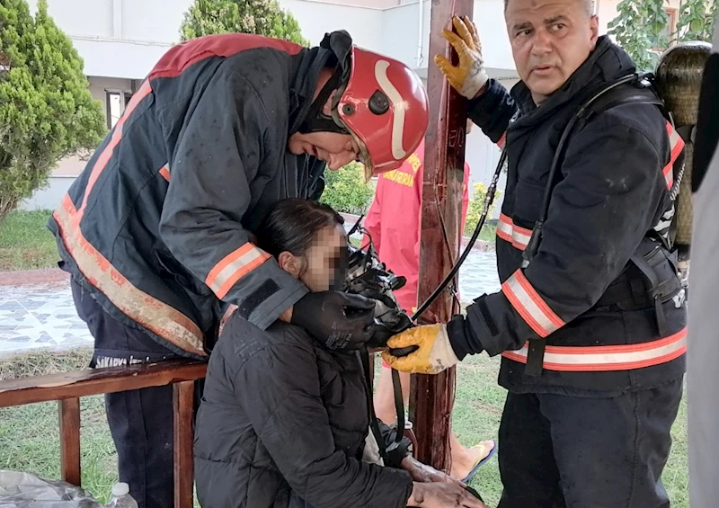 Alevlerin arasında mahsur kalan kızını kurtardı