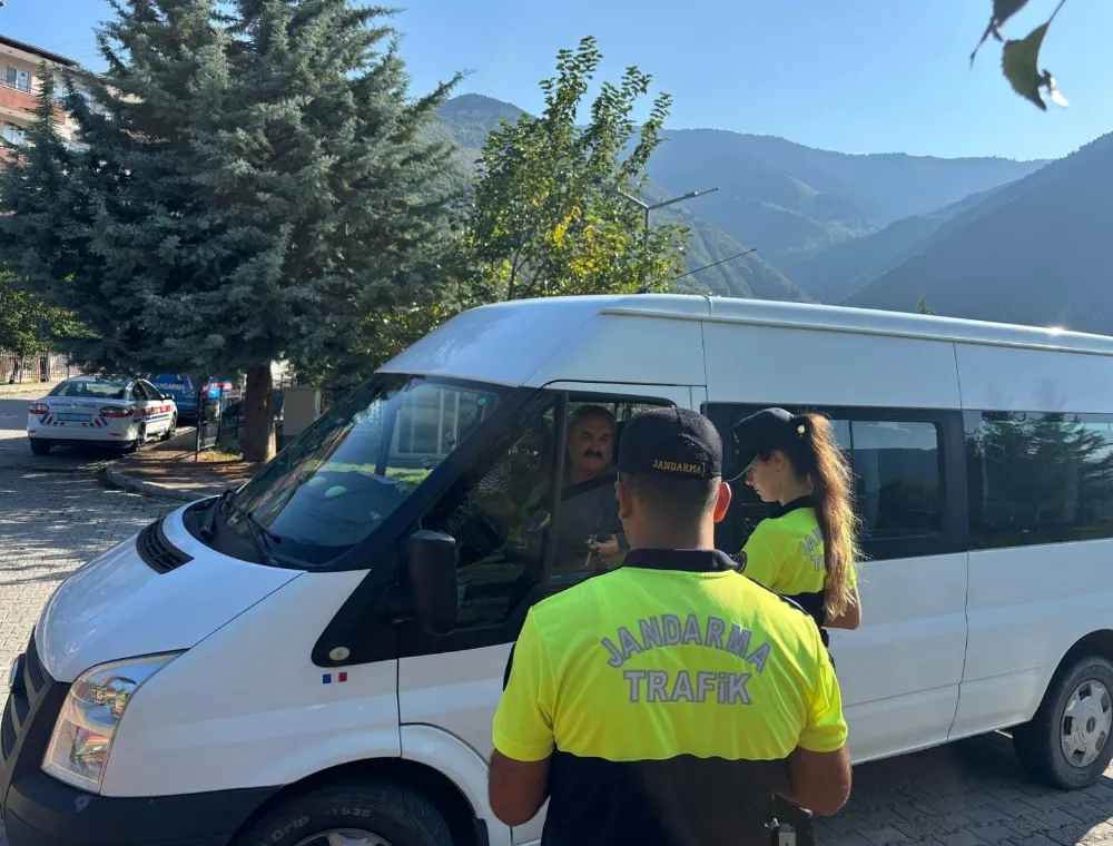 Artvin’de Öğrenci Güvenliği İçin Trafik Denetimleri Başladı!