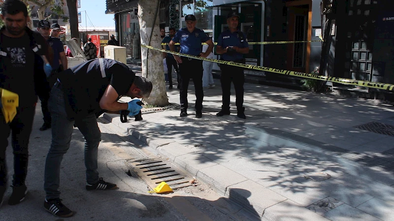 Cadde üzerinde iki grup arasında silahlı çatışma: Mağaza çalışanı ve müşteri yaralandı  