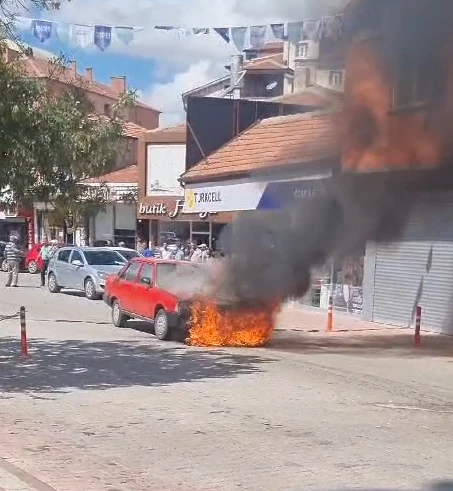 Aksaray’da otomobil alev alev yandı 