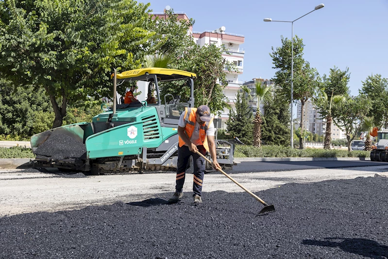 Mersin Büyükşehir’in yol yapım ekibi 50.Yıl Mahallesi’nde çalışıyor