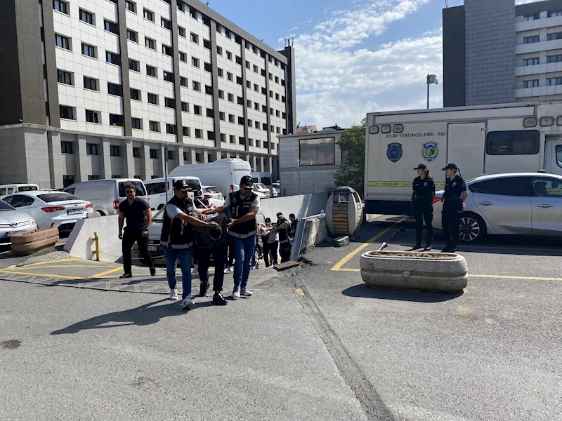 İstanbul - Üsküdar’da Kemal Çağlar Temel cinayetinde gözaltındaki 17 şüpheli adliyeye sevk edildi