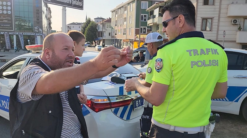 Kasksız yakalanan motosikletli: Bana ceza yazmayın, alo desem 10 kask gelir