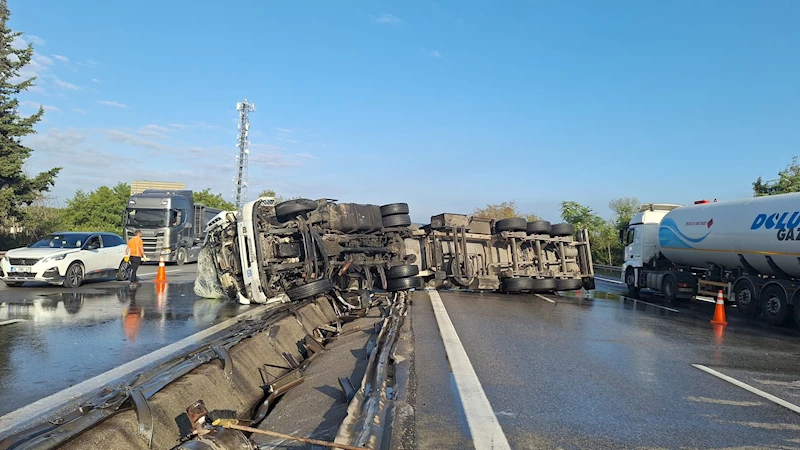 Etilen glikol yüklü tanker bariyerlere çarpıp devrildi