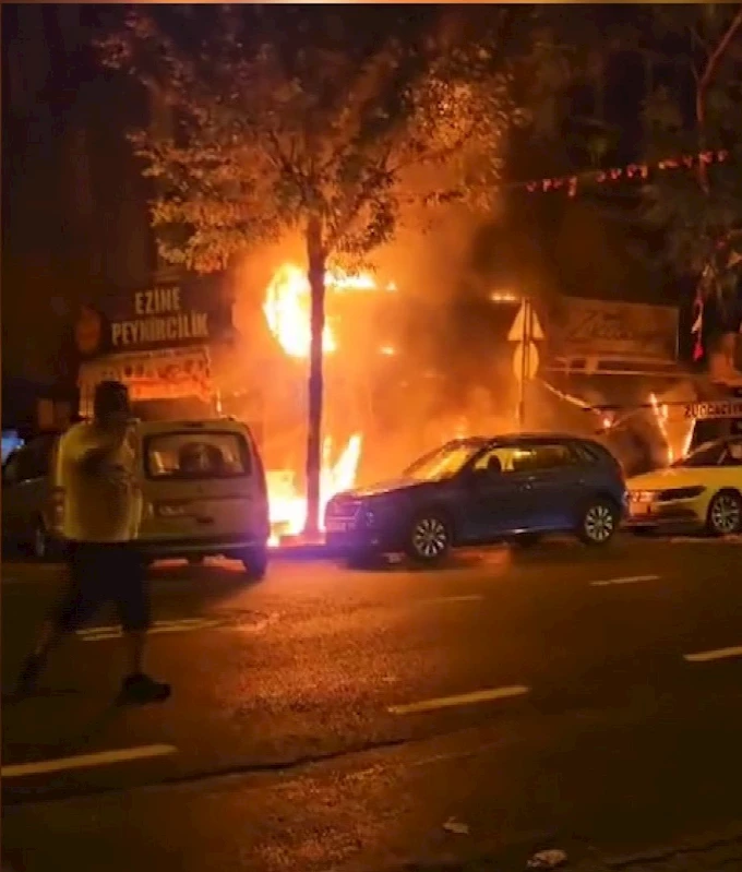 İstanbul - Kağıthane’de dolabı yaktılar; dükkan ve 4 araç zarar gördü 