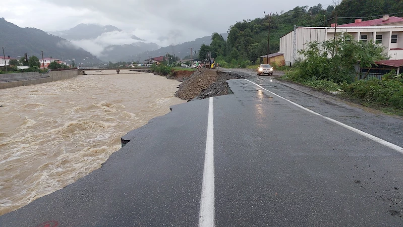 Artvin’de taşkın ve heyelanlara neden olan yağışta yol çöktü