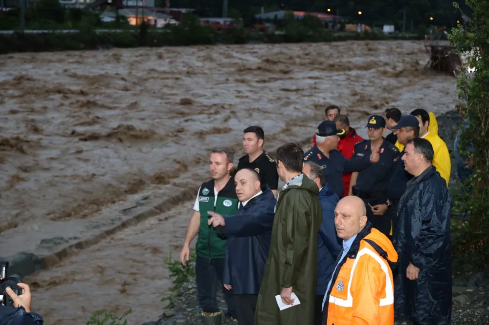 Arhavi’de Yoğun Yağış Alarmı: Vali Ünsal Sahada İncelemelerde Bulundu