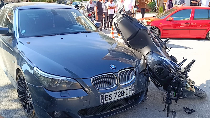 Otomobille çarpışan motosiklet sürücüsü yaralandı