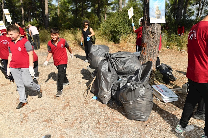 Öğrenciler cam ve plastik atık topladı