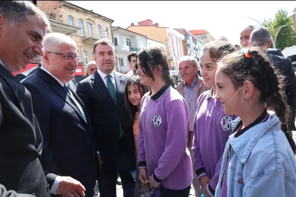 Milli Savunma Bakanı Yaşar Güler, Bayburt Esnafını Ziyaret Ederek Bereketli Kazançlar Diledi