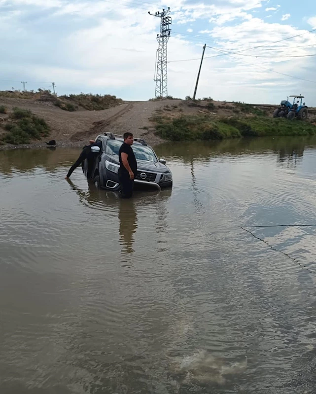 Hatay’da vatandaş aracıyla derede mahsur kaldı 