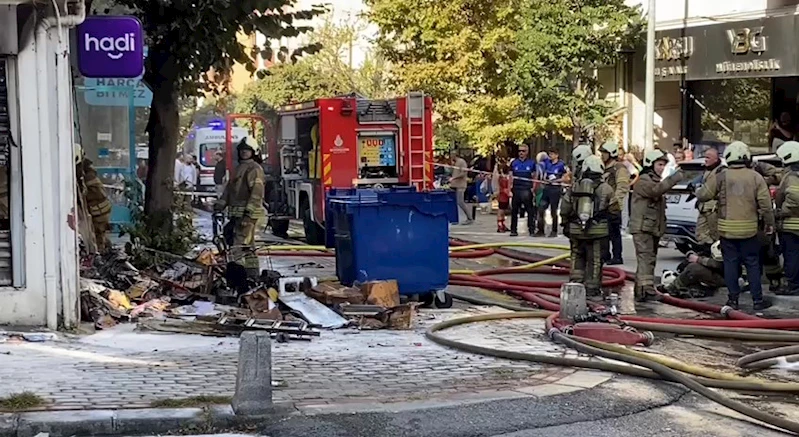 İstanbul - Gaziosmanpaşa’da zincir marketin deposu küle döndü 