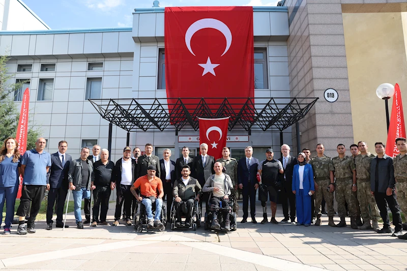 Bakan Memişoğlu, tedavi gören gazileri ziyaret etti