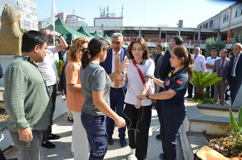 Törende fenalaşan öğrenci yere düşüp, başını çarptı