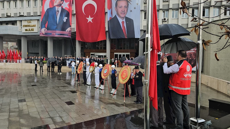 Zonguldak’ta sağanak etkili oldu; gazilere şemsiye tutuldu / Ek fotoğraflar