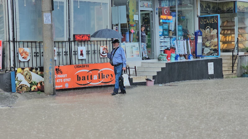 Zonguldak’ta sağanak etkili oldu; gazilere şemsiye tutuldu