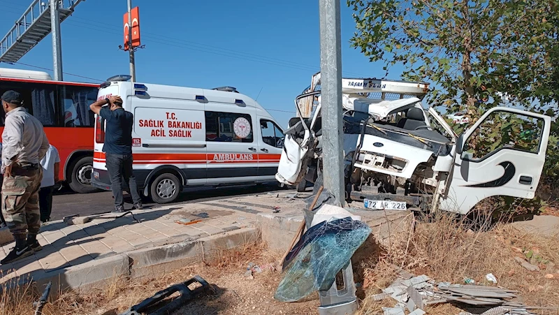 Mardin’de kontrolden çıkarak direğe çarpan kamyonetteki 2 kişi yaralandı 