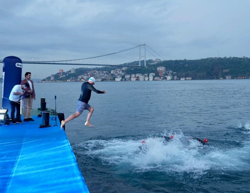 Ümraniye Belediye Başkanı İsmet Yıldırım, Challenge İstanbul yarışmasında yüzdü