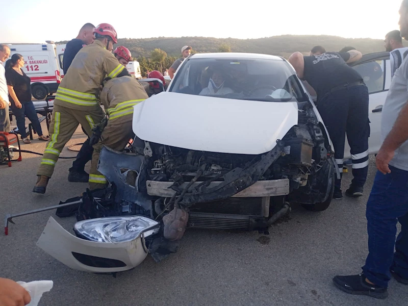 Bursa’da otomobiller çarpıştı: 6’sı çocuk 12 yaralı